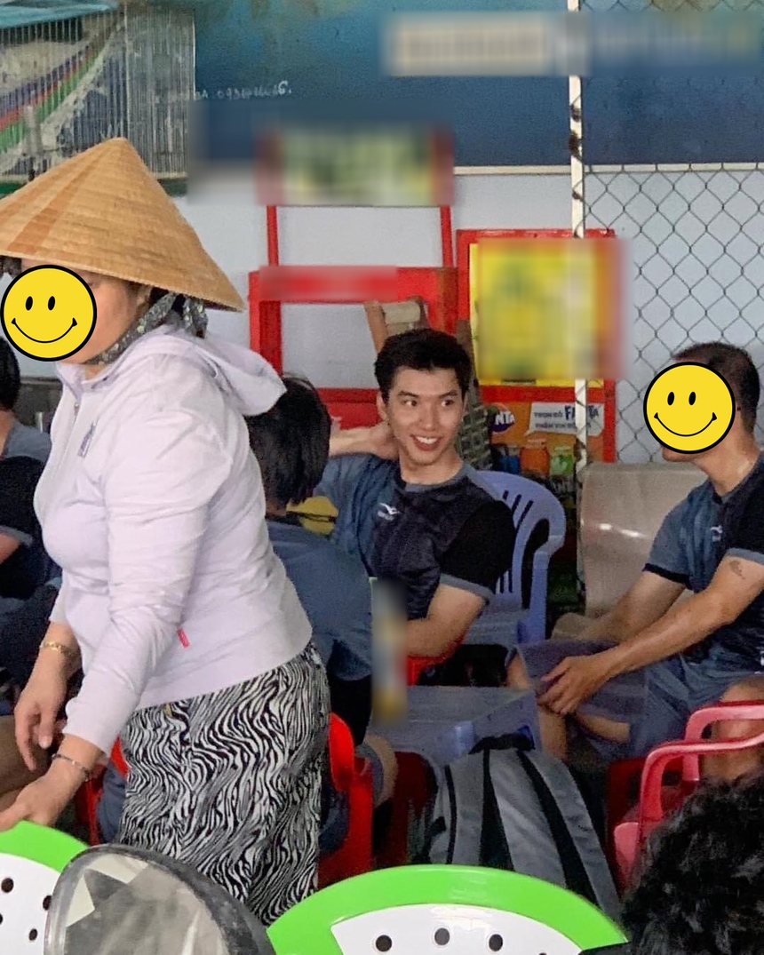 Bắt gặp HIEUTHUHAI trên sân bóng, visual thách thức camera thường khiến dân tình rần rần - Ảnh 1.