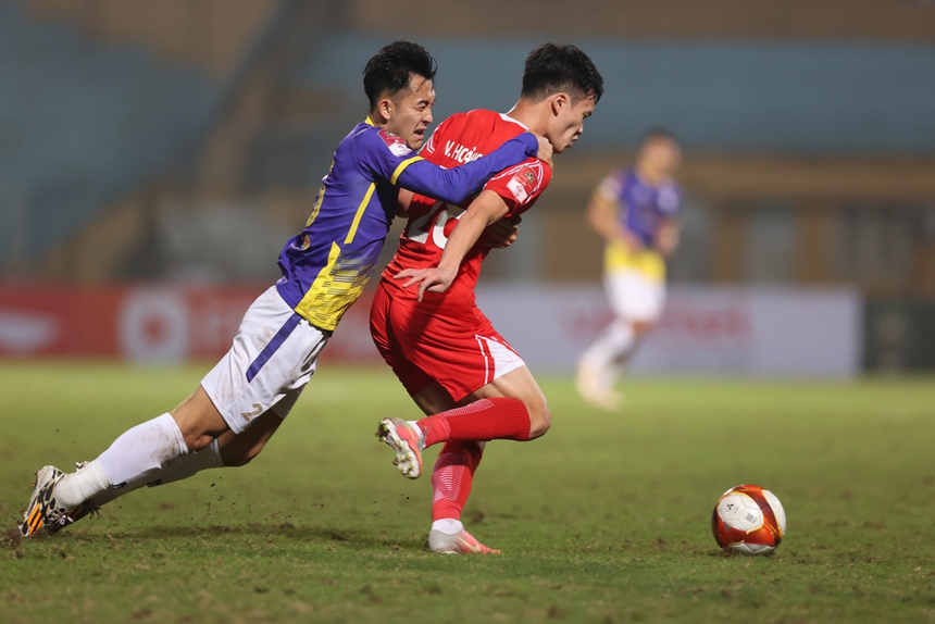 Bóng lăn trong tuần: "4 tháng, cầu thủ chỉ đá 4 trận V-League..." - Ảnh 1. Bóng lăn trong tuần: "4 tháng, cầu thủ chỉ đá 4 trận V-League..." - Ảnh 1.
