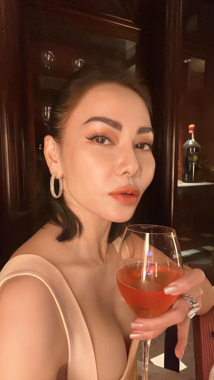 Thu Minh xuất hiện với diện mạo khác lạ, vướng nghi vấn 'dao kéo' ở độ tuổi U50 - Ảnh 2.