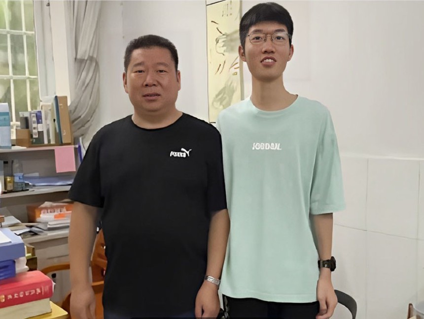 Thầy giáo 48 tuổi đột ngột qua đời, đám tang có hơn 1000 người xa lạ đến tham dự: Gia đình dọn di vật mới phát hiện bí mật chấn động bị chôn giấu 20 năm - Ảnh 2.