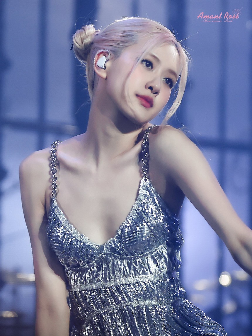 Rosé gặp sự cố trang phục nhưng bị chỉ trích vì nghi vấn hát nhép, Jennie cũng bất ngờ vạ lây - Ảnh 3.
