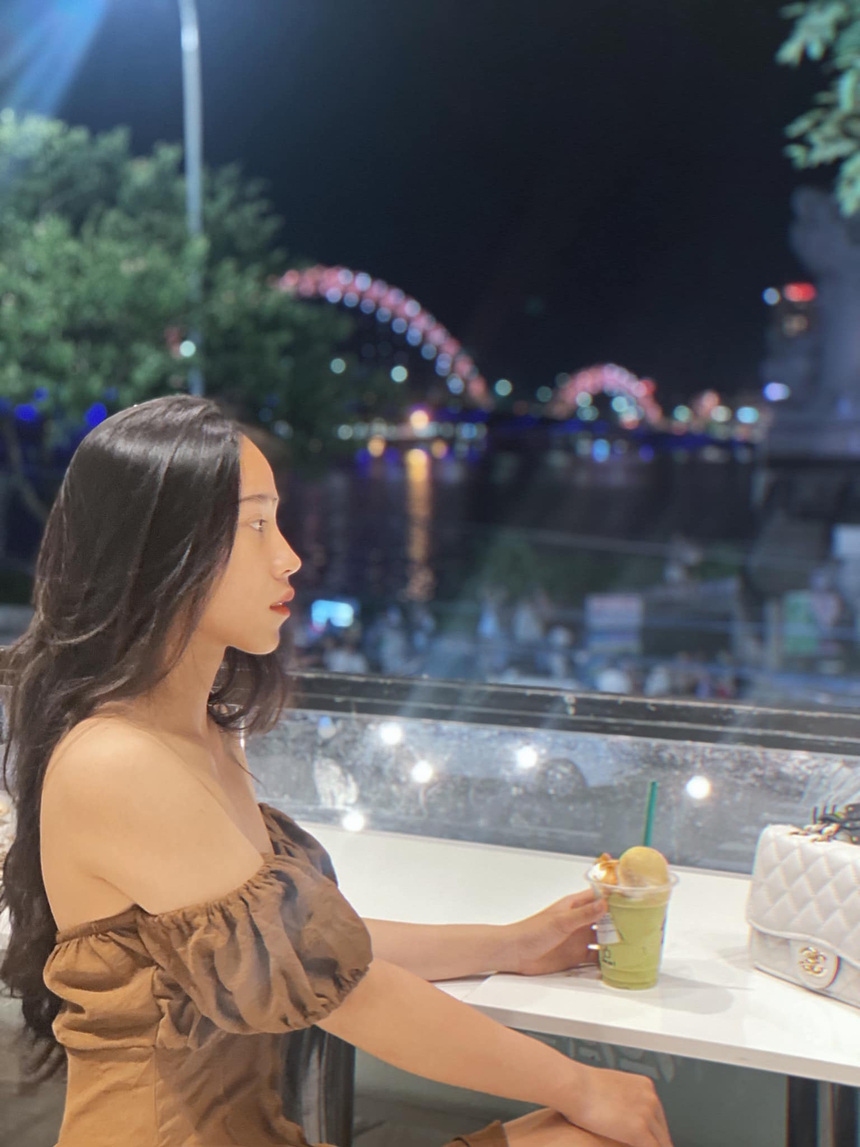 Đội trưởng U20 nữ Việt Nam: Mạnh mẽ trên sân, xinh đẹp, dịu dàng ở ngoài đời - Ảnh 6.