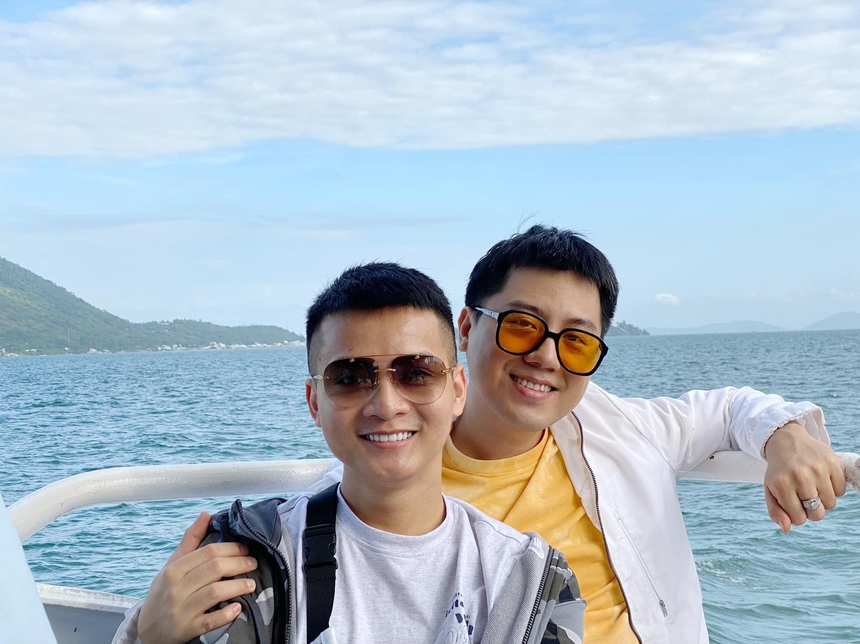 Anh bác sĩ U40 khiến trai trẻ say đắm, 3 ngày đã rủ về ở chung, giờ tậu nhà, xe, sống hạnh phúc - Ảnh 2.