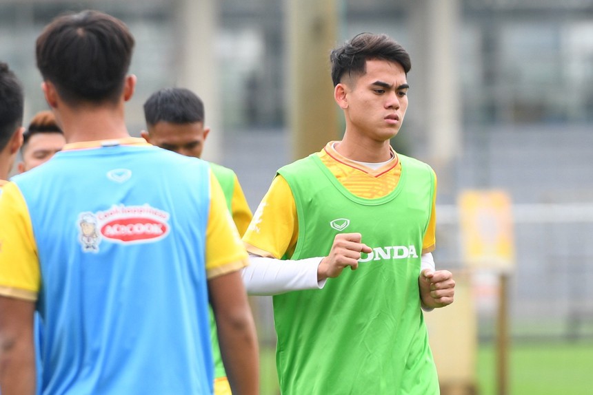 Vừa sát cánh ở U20 châu Á, đôi bạn thân Quốc Việt, Văn Trường đã phải đối đầu nhau ở U23 Việt Nam - Ảnh 1.