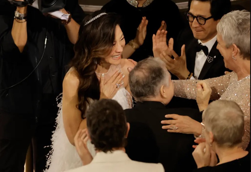 Chiến thắng rạng danh Châu Á của Dương Tử Quỳnh tại Oscar 2023: 'Ngọn hải đăng của hy vọng' - Ảnh 3.