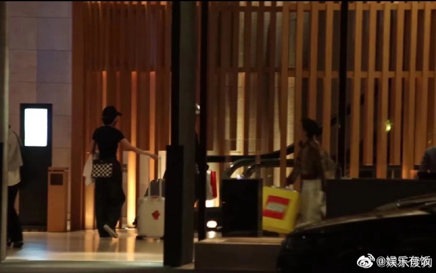 Dương Mịch bí mật đến thăm con gái, mang cả bố mẹ đi cùng? - Ảnh 3. Dương Mịch bí mật đến thăm con gái, mang cả bố mẹ đi cùng? - Ảnh 3.