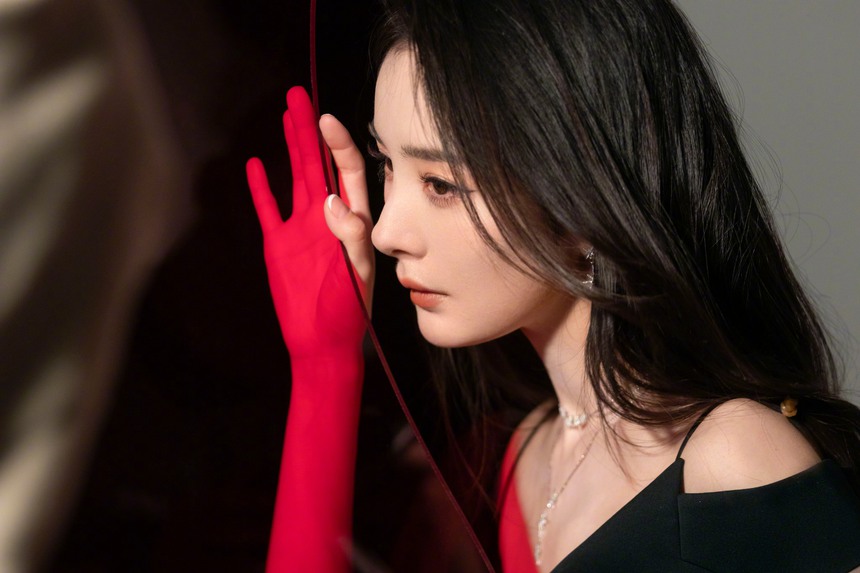 Dương Mịch bí mật đến thăm con gái, mang cả bố mẹ đi cùng? - Ảnh 1. Dương Mịch bí mật đến thăm con gái, mang cả bố mẹ đi cùng? - Ảnh 1.