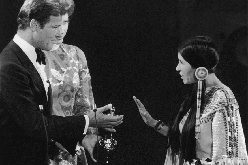 Sự cố chấn động nhất trong lịch sử Oscar: Hãy tạm quên Will Smith tát vào mặt Chris Rock đi, bởi sự kiện này mới khiến bạn thót tim! - Ảnh 2.