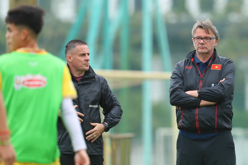 Nỗi lo lớn nhất của HLV Troussier, hóa ra là "gánh nặng" oằn vai mà thầy Park để lại - Ảnh 1.