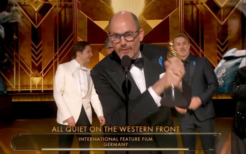 Oscar 2023: ‘Babylon’ của Brad Pitt ‘trắng tay’, 'Everything Everywhere All at Once' bội thu - Ảnh 4. Oscar 2023: ‘Babylon’ của Brad Pitt ‘trắng tay’, 'Everything Everywhere All at Once' bội thu - Ảnh 4.