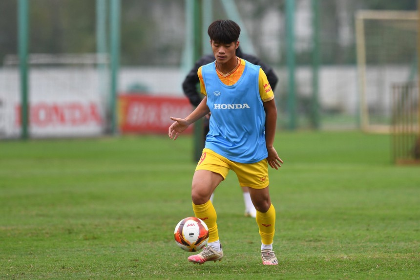 Vừa sát cánh ở U20 châu Á, đôi bạn thân Quốc Việt, Văn Trường đã phải đối đầu nhau ở U23 Việt Nam - Ảnh 2.