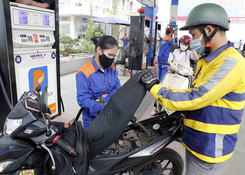 Giá xăng tăng gần 500 đồng/lít từ 15h - Ảnh 1.