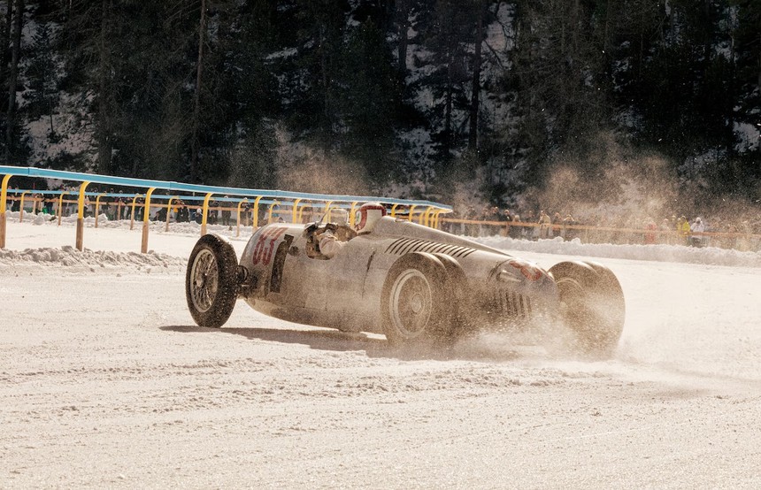 Trong đúng 2 ngày, một địa chỉ bất ngờ "lột xác" thành chốn gặp gỡ của giới siêu giàu, "lác mắt" với loạt xe hiếm có tiền cũng không mua được - Ảnh 2.