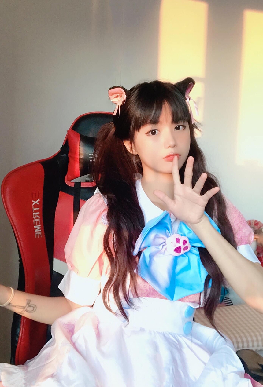 Từng bị fan 'xua tay' vì mặc hở, nữ streamer khiến fan phải 'hối hận' - Ảnh 2.