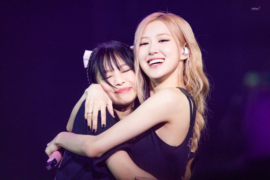 BLACKPINK chạy tour với trang phục táo bạo: Ngắn đến suýt lộ vòng 3, Rosé - Jennie liên tục gặp sự cố - Ảnh 11. BLACKPINK chạy tour với trang phục táo bạo: Ngắn đến suýt lộ vòng 3, Rosé - Jennie liên tục gặp sự cố - Ảnh 11.