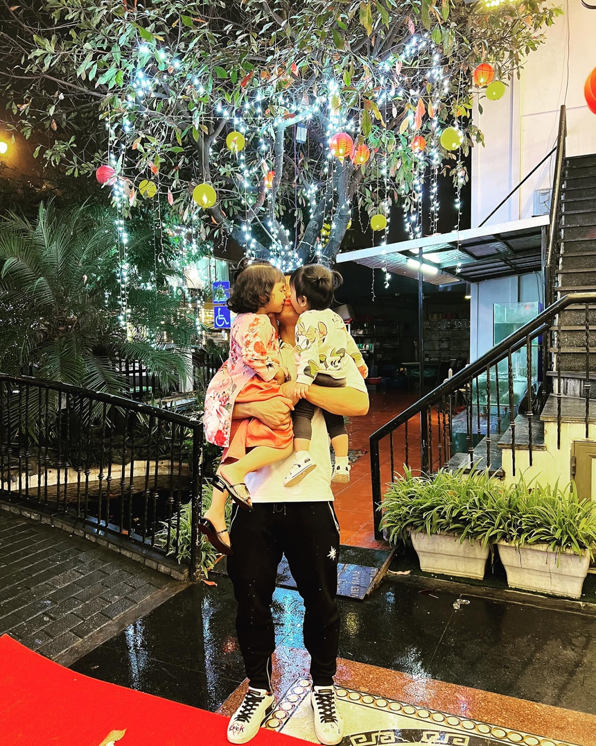 Khi hội cầu thủ 'bỉm sữa' chăm con: Đình Trọng, Thành Chung vừa bế con vừa chơi game - Ảnh 9.