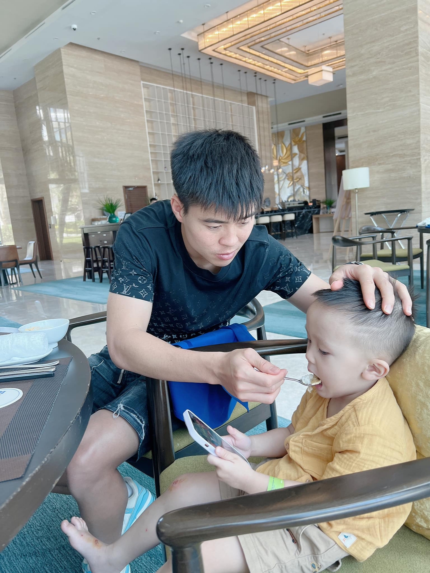 Khi hội cầu thủ 'bỉm sữa' chăm con: Đình Trọng, Thành Chung vừa bế con vừa chơi game - Ảnh 7.
