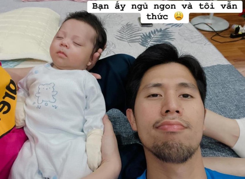 Khi hội cầu thủ 'bỉm sữa' chăm con: Đình Trọng, Thành Chung vừa bế con vừa chơi game - Ảnh 2.