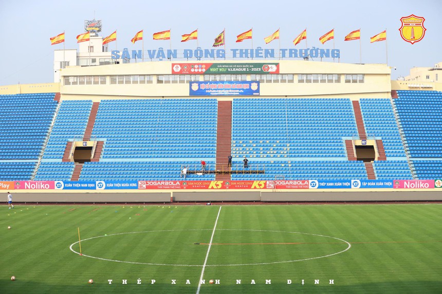 Mặt sân Thiên Trường bất ngờ 'lột xác' đẹp hơn cả Mỹ Đình trước trận đấu giữa Nam Định và CAHN - Ảnh 2.