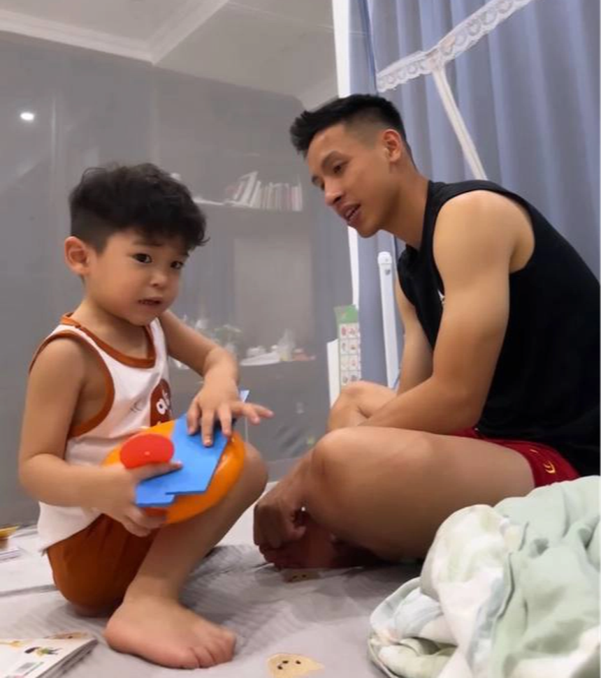 Khi hội cầu thủ 'bỉm sữa' chăm con: Đình Trọng, Thành Chung vừa bế con vừa chơi game - Ảnh 12.