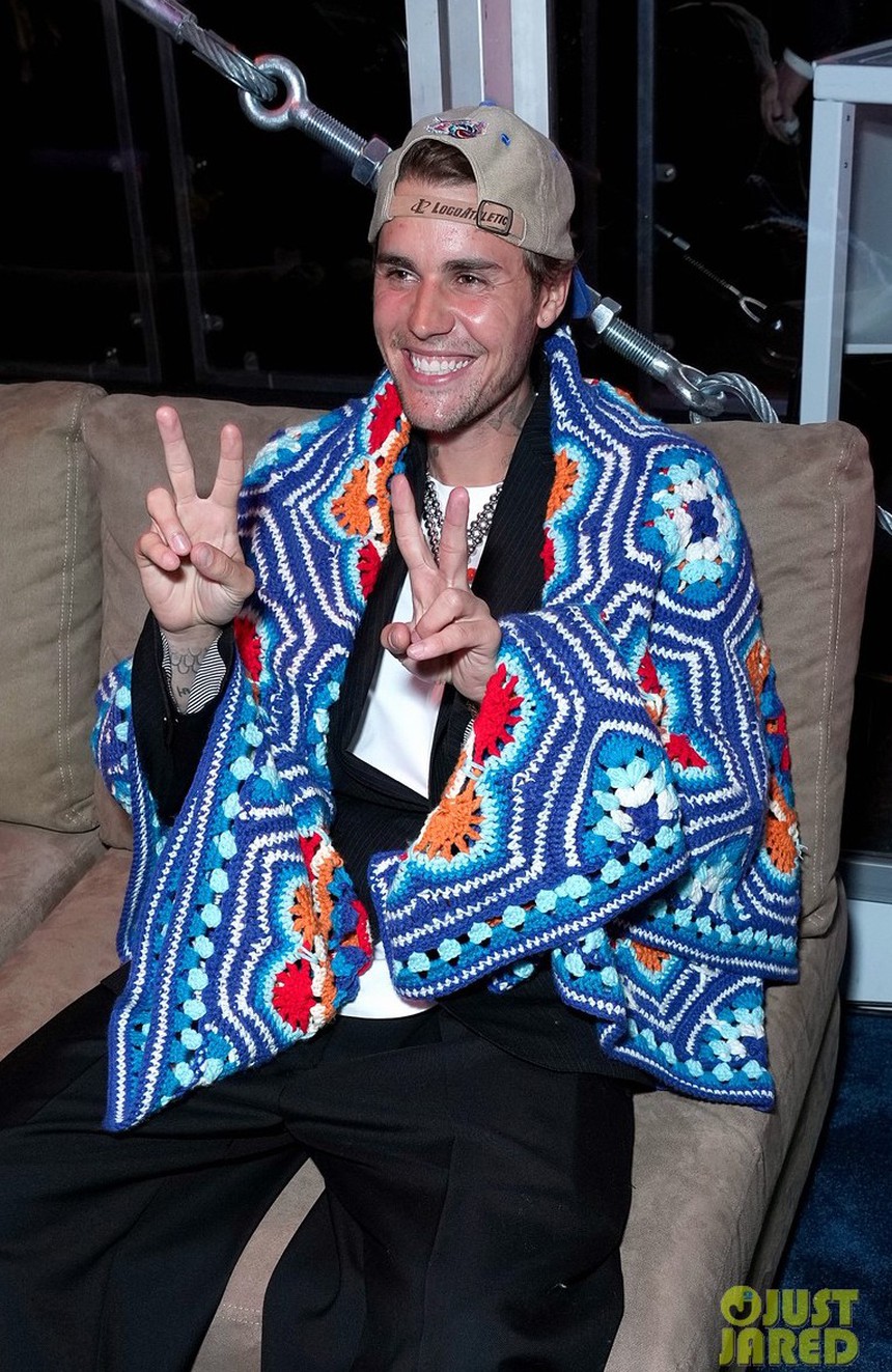 2 cặp đôi thị phi gây xôn xao tiệc hậu Oscar: Justin Bieber né thảm đỏ sau ồn ào giữa vợ và tình cũ, Adam Levine tình cảm bên bà xã sau bê bối ngoại tình - Ảnh 4.