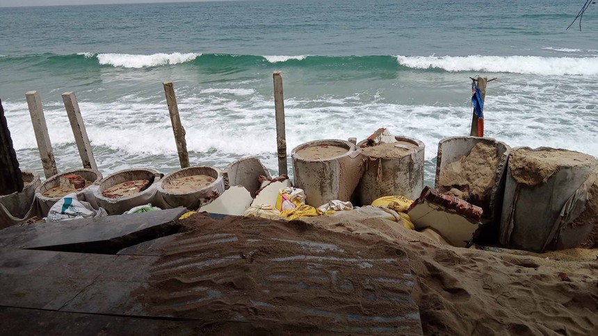 Bờ biển Hội An tiếp tục bị sạt lở nghiêm trọng - Ảnh 2.