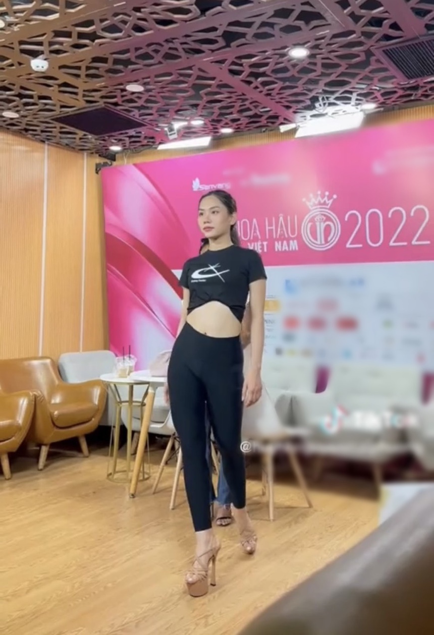 Hoa hậu Mai Phương chăm tập catwalk sau nhiều ồn ào - Ảnh 2.