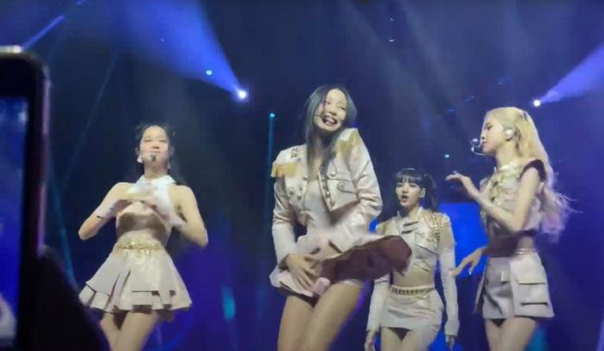 BLACKPINK chạy tour với trang phục táo bạo: Ngắn đến suýt lộ vòng 3, Rosé - Jennie liên tục gặp sự cố - Ảnh 15. BLACKPINK chạy tour với trang phục táo bạo: Ngắn đến suýt lộ vòng 3, Rosé - Jennie liên tục gặp sự cố - Ảnh 15.