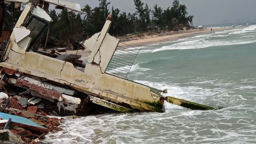 Bờ biển Hội An tiếp tục bị sạt lở nghiêm trọng - Ảnh 1.