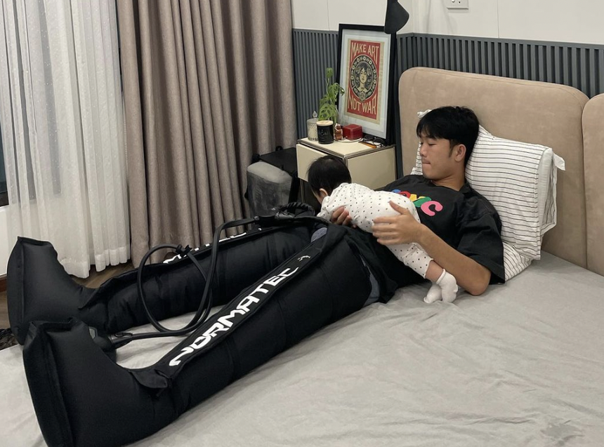 Khi hội cầu thủ 'bỉm sữa' chăm con: Đình Trọng, Thành Chung vừa bế con vừa chơi game - Ảnh 8.
