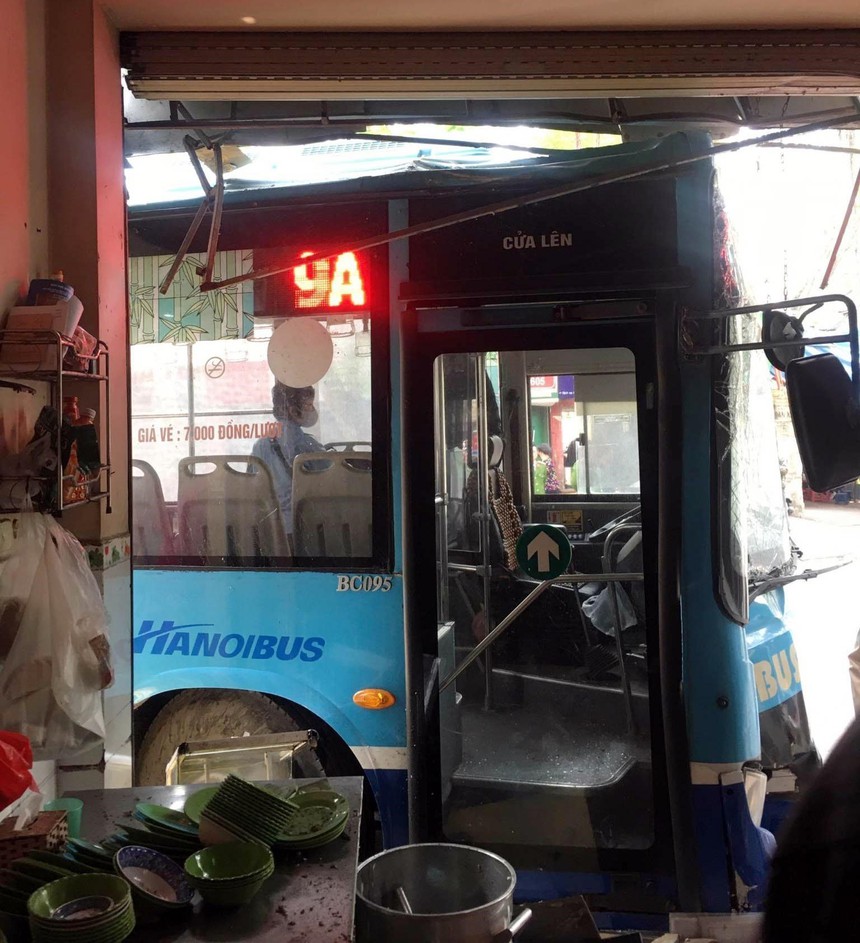 Điều tra nguyên nhân vụ xe bus gây tai nạn trên phố Đội Cấn, Hà Nội - Ảnh 1. Điều tra nguyên nhân vụ xe bus gây tai nạn trên phố Đội Cấn, Hà Nội - Ảnh 1.