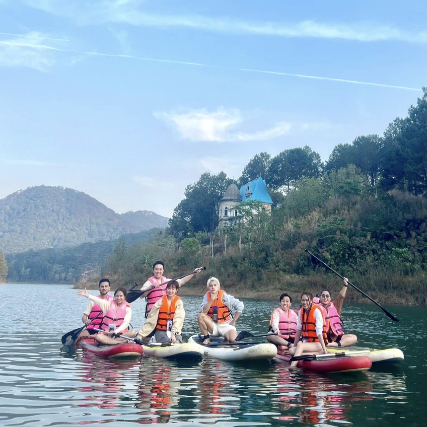 Trấn Thành cùng hội bạn đi chơi: Thành viên nhóm thay đổi, vẫn có người là 'cạ cứng' - Ảnh 3.