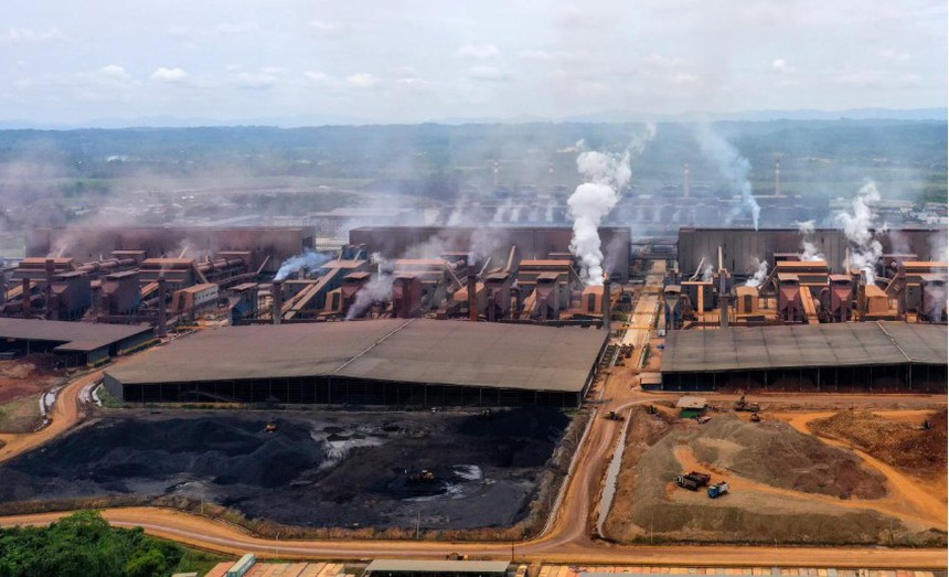 Cơ sốt khai thác niken để sản xuất pin xe điện bùng nổ: Người dân Indonesia cầm mã tấu giữ đất - Ảnh 1.