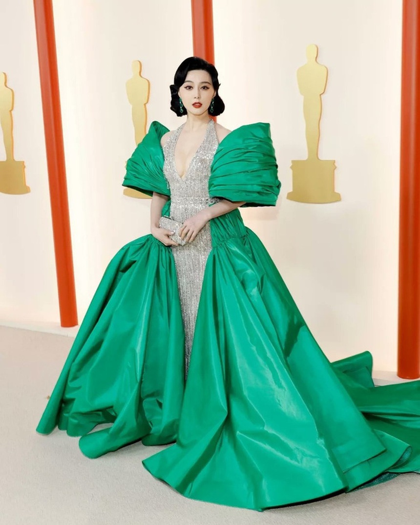 Không hẹn mà gặp, 2 đại tỷ Cbiz cùng tái xuất sau bê bối chấn động: Phạm Băng Băng thành 'nữ hoàng thảm đỏ Oscar', Triệu Vy nhợt nhạt gây chú ý - Ảnh 3.