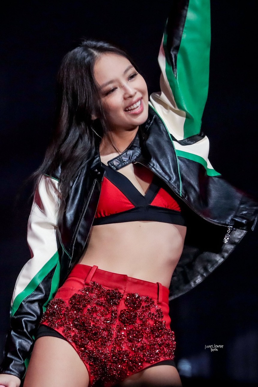 Xem BLACKPINK đi tour nước ngoài mà 'thót tim': Ngắn đến suýt lộ vòng 3, Rosé - Jennie liên tục gặp sự cố - Ảnh 2. Xem BLACKPINK đi tour nước ngoài mà 'thót tim': Ngắn đến suýt lộ vòng 3, Rosé - Jennie liên tục gặp sự cố - Ảnh 2.