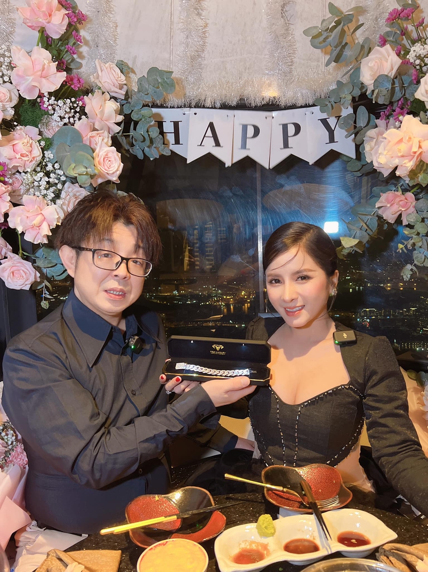 Vừa chi nửa tỷ kỷ niệm ngày cưới, Bà Nhân Vlog đã vừa khóc vừa than thân một mình gánh vác gia đình - Ảnh 2.