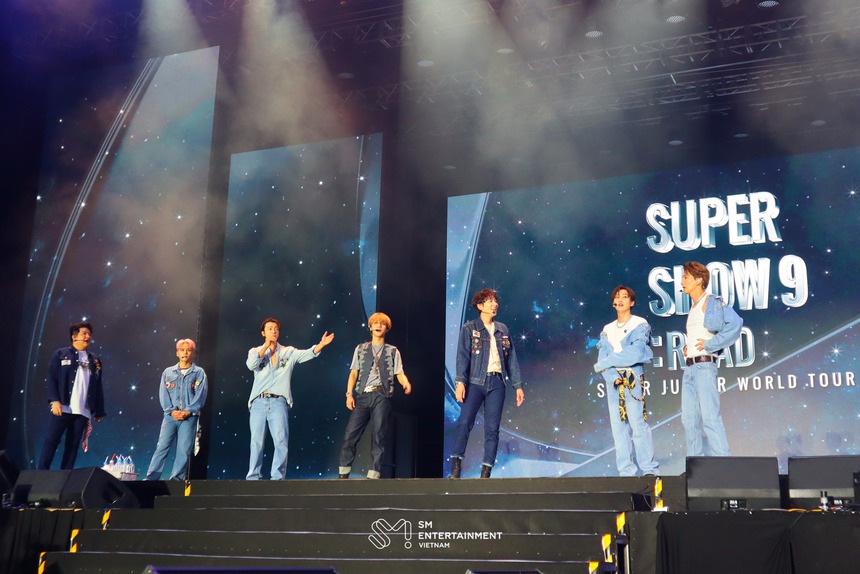 Super Junior về Việt Nam "đính kèm" loạt tranh cãi: Công tác tổ chức kém, ồn ào YouTuber cho đến khách sạn phải xin lỗi! - Ảnh 2. Super Junior về Việt Nam "đính kèm" loạt tranh cãi: Công tác tổ chức kém, ồn ào YouTuber cho đến khách sạn phải xin lỗi! - Ảnh 2.