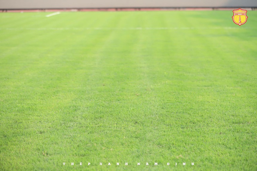 Mặt sân Thiên Trường bất ngờ 'lột xác' đẹp hơn cả Mỹ Đình trước trận đấu giữa Nam Định và CAHN - Ảnh 5.