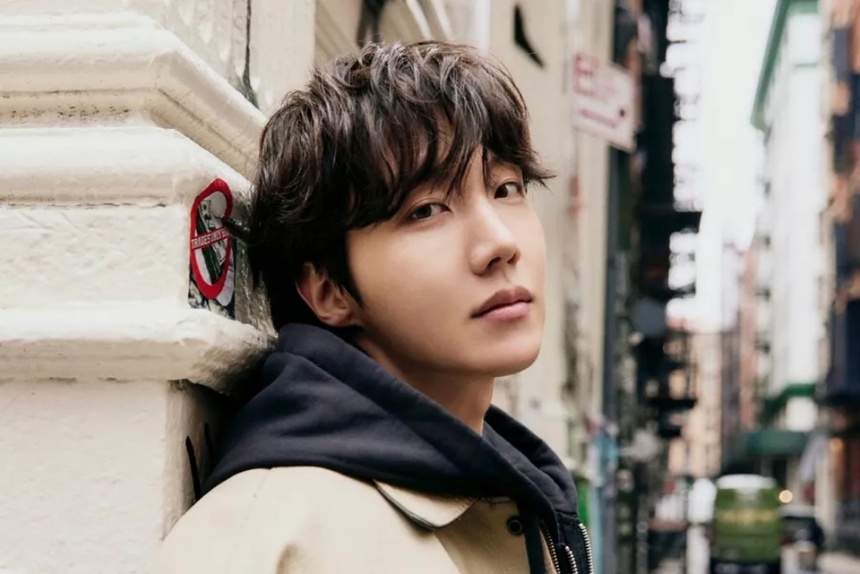 J-Hope BTS phá kỷ lục solo của bản thân tại Mỹ trước khi nhập ngũ - Ảnh 2. J-Hope BTS phá kỷ lục solo của bản thân tại Mỹ trước khi nhập ngũ - Ảnh 2.