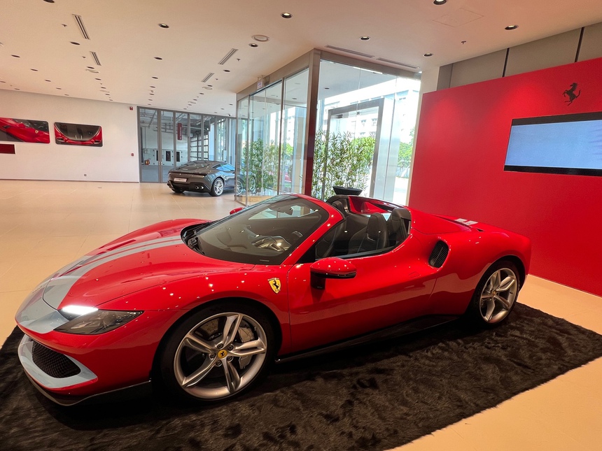 Bộ đôi siêu xe & thú chơi bất ngờ của người Việt - Ảnh 2. Bộ đôi siêu xe & thú chơi bất ngờ của người Việt - Ảnh 2.