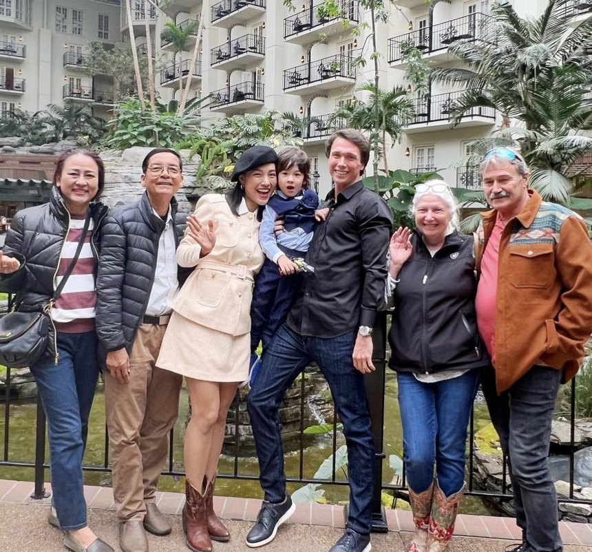 Hoàng Oanh khoe loạt ảnh đại gia đình tụ họp ở Mỹ, nói 1 câu làm rõ thái độ với bố mẹ chồng cũ! - Ảnh 1. Hoàng Oanh khoe loạt ảnh đại gia đình tụ họp ở Mỹ, nói 1 câu làm rõ thái độ với bố mẹ chồng cũ! - Ảnh 1.