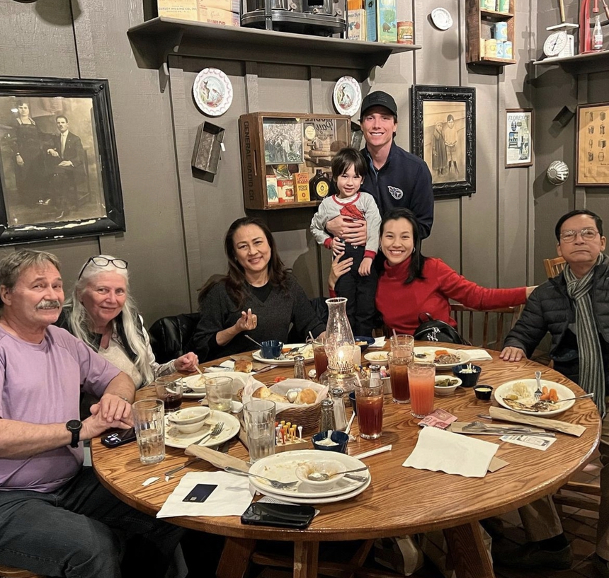 Hoàng Oanh khoe loạt ảnh đại gia đình tụ họp ở Mỹ, nói 1 câu làm rõ thái độ với bố mẹ chồng cũ! - Ảnh 2. Hoàng Oanh khoe loạt ảnh đại gia đình tụ họp ở Mỹ, nói 1 câu làm rõ thái độ với bố mẹ chồng cũ! - Ảnh 2.