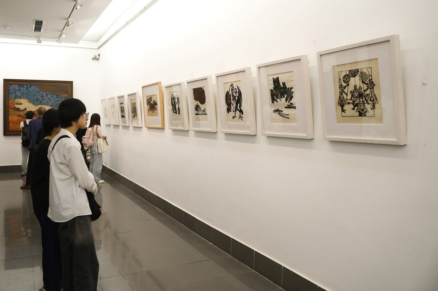 Triển lãm 'Khắc chân trời' của Vũ Duy Nghĩa: 'Nét sắc như kiếm sắc' - Ảnh 6. Triển lãm 'Khắc chân trời' của Vũ Duy Nghĩa: 'Nét sắc như kiếm sắc' - Ảnh 6.