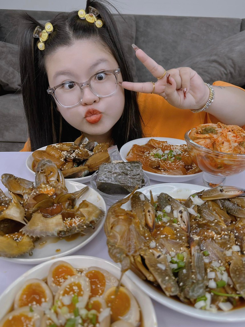 Hoàng Lam Foodie - chủ nhân của những clip mukbang triệu view: "Nhiều lúc mình bị đầy bụng, nhìn đồ ăn là ngán luôn" - Ảnh 1.