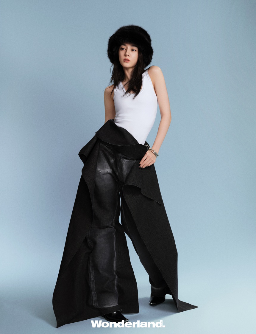 Lên bìa tạp chí, Địch Lệ Nhiệt Ba bị chê '31 tuổi vẫn chỉ có mỗi nhan sắc' - Ảnh 6.