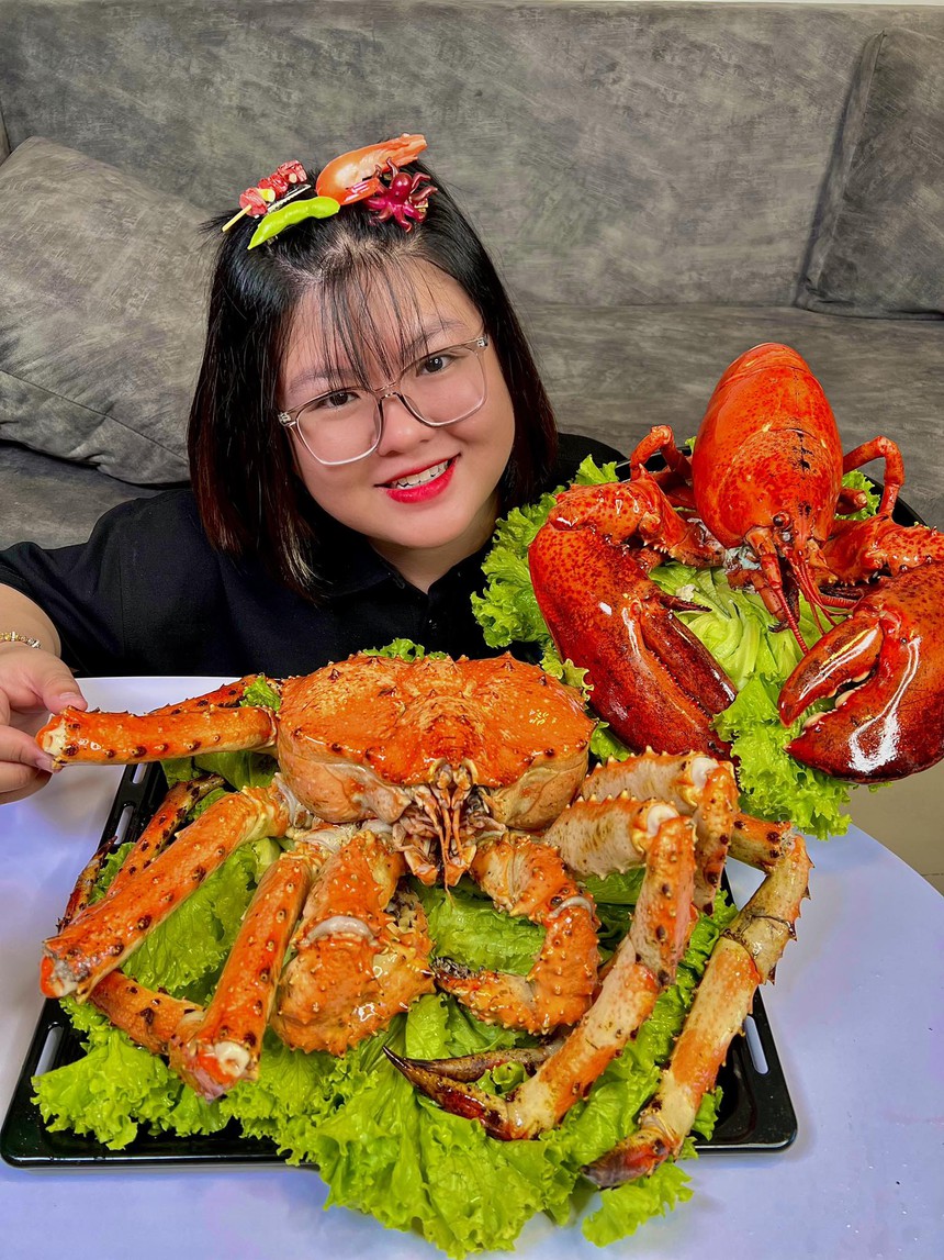 Hoàng Lam Foodie - chủ nhân của những clip mukbang triệu view: "Nhiều lúc mình bị đầy bụng, nhìn đồ ăn là ngán luôn" - Ảnh 2.