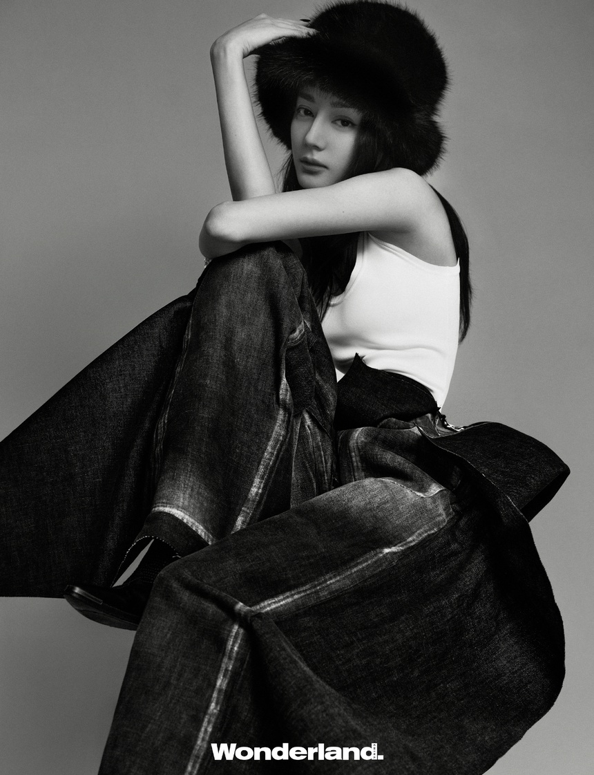 Lên bìa tạp chí, Địch Lệ Nhiệt Ba bị chê '31 tuổi vẫn chỉ có mỗi nhan sắc' - Ảnh 7.