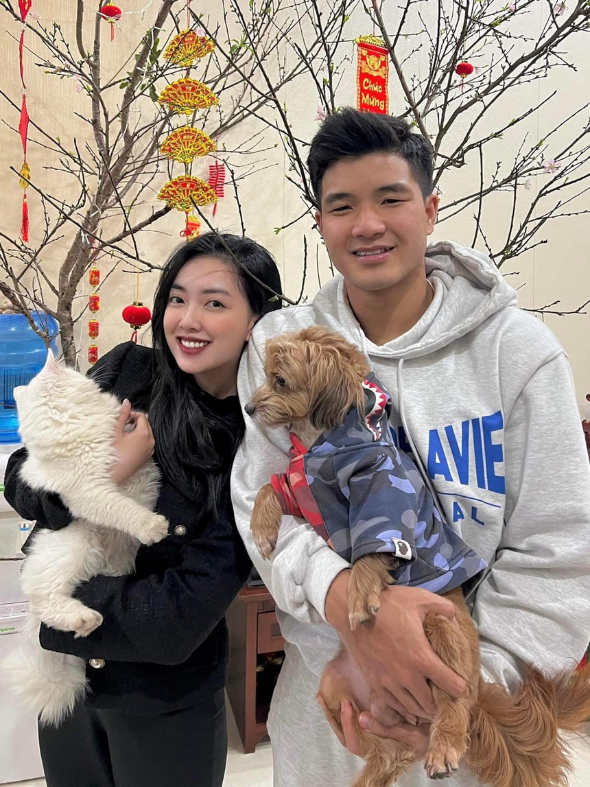 Gái xinh Bắc Giang lấy cầu thủ quê Phú Thọ "nhà to nhất xã", ngày cưới diện 3 chiếc váy giá 1 tỷ đồng, chồng chiều hết nấc - Ảnh 4.