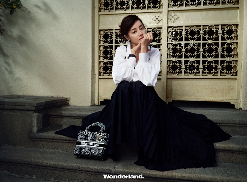 Lên bìa tạp chí, Địch Lệ Nhiệt Ba bị chê '31 tuổi vẫn chỉ có mỗi nhan sắc' - Ảnh 3.