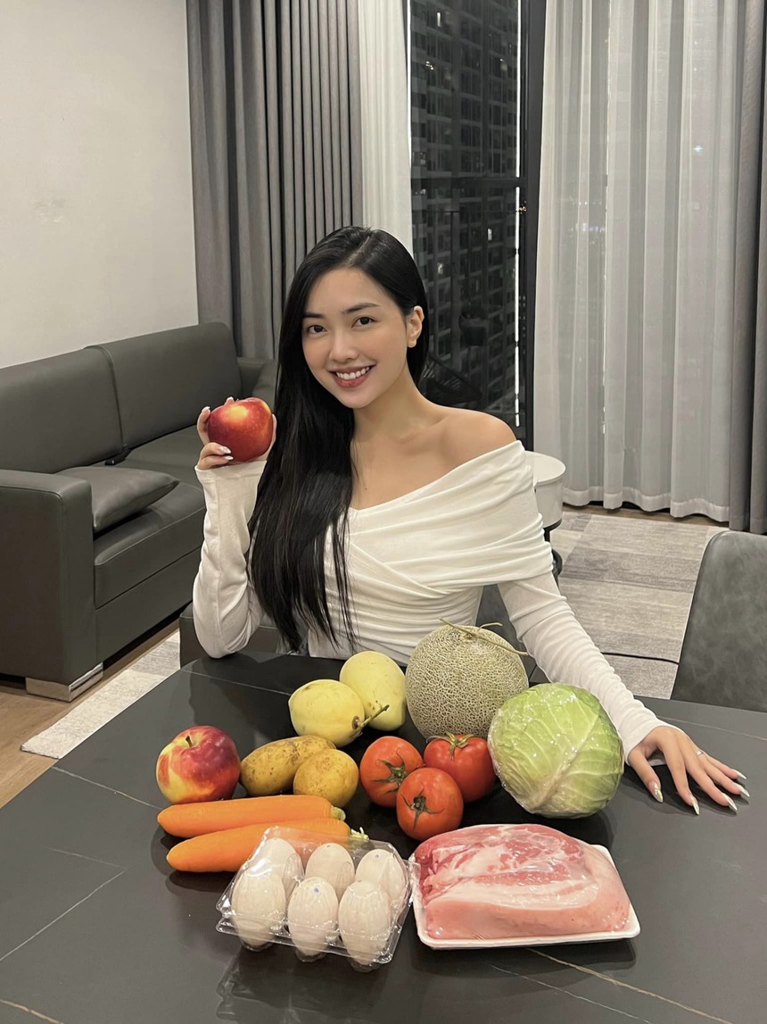 Gái xinh Bắc Giang lấy cầu thủ quê Phú Thọ "nhà to nhất xã", ngày cưới diện 3 chiếc váy giá 1 tỷ đồng, chồng chiều hết nấc - Ảnh 1.